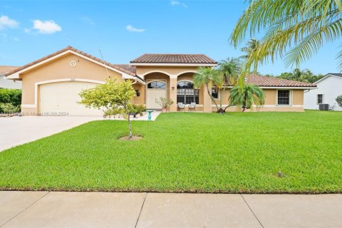 House in Pembroke Pines, Florida 4 bedrooms, 256.41 sq.m. № 1235673 - photo 1