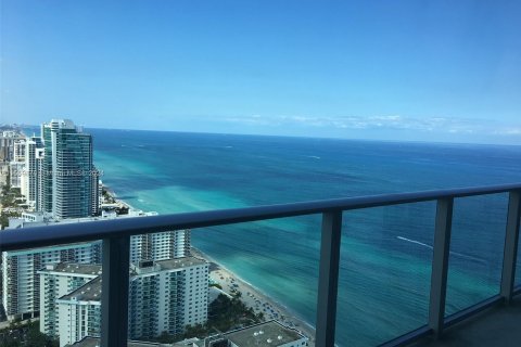 Condominio en venta en Hollywood, Florida, 1 dormitorio, 80.73 m2 № 1091443 - foto 1