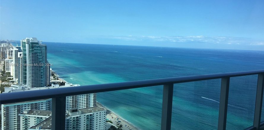 Condominio en Hollywood, Florida, 1 dormitorio  № 1091443