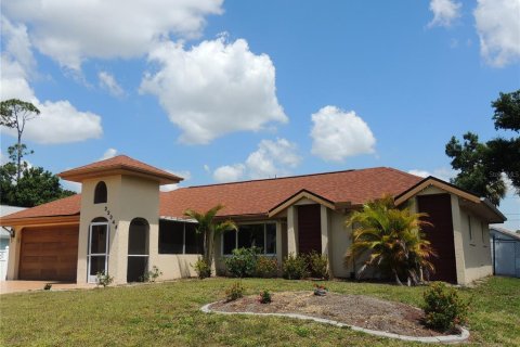 House in Port Charlotte, Florida 3 bedrooms, 124.86 sq.m. № 1295757 - photo 1