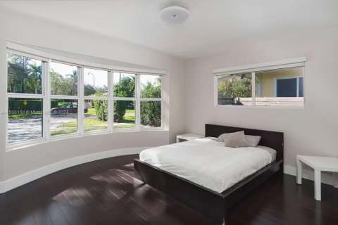 House in Miami Shores, Florida 3 bedrooms, 215.81 sq.m. № 1239324 - photo 16