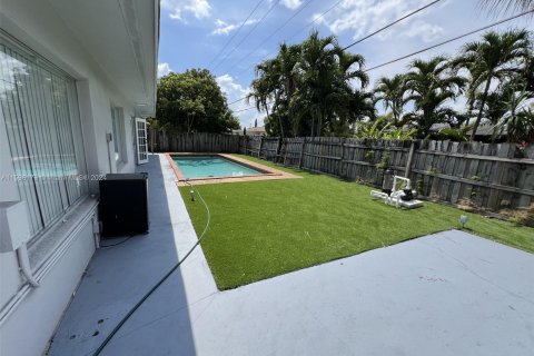 House in Deerfield Beach, Florida 5 bedrooms, 260.59 sq.m. № 1206428 - photo 27