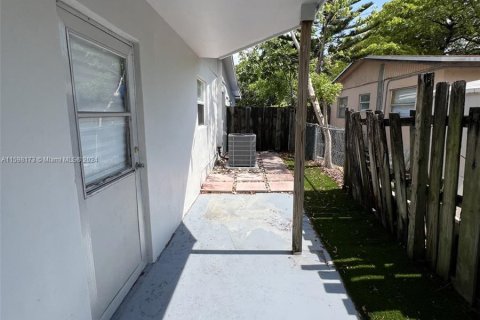 House in Deerfield Beach, Florida 5 bedrooms, 260.59 sq.m. № 1206428 - photo 26