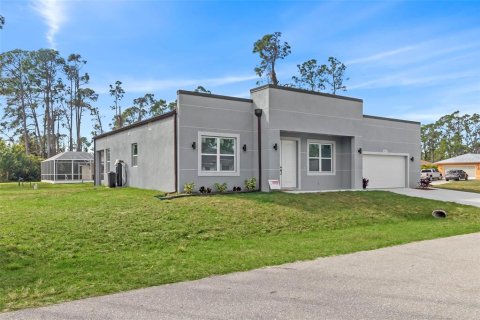 House in North Port, Florida 3 bedrooms, 189.99 sq.m. № 1396569 - photo 2