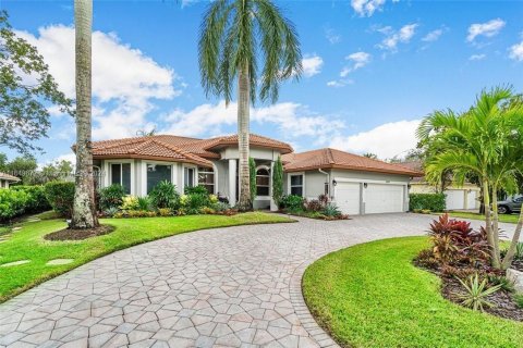 House in Coral Springs, Florida 5 bedrooms, 292.64 sq.m. № 1333425 - photo 1