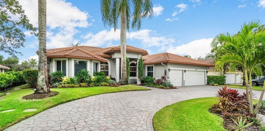 House in Coral Springs, Florida 5 bedrooms, 292.64 sq.m. № 1333425