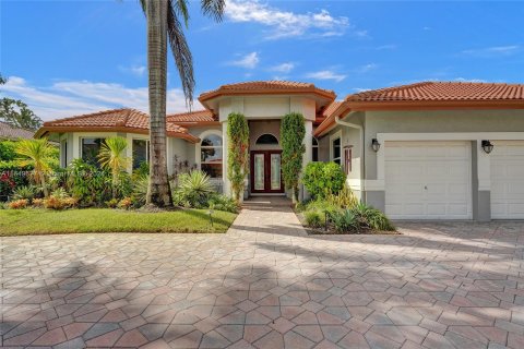 House in Coral Springs, Florida 5 bedrooms, 292.64 sq.m. № 1333425 - photo 2