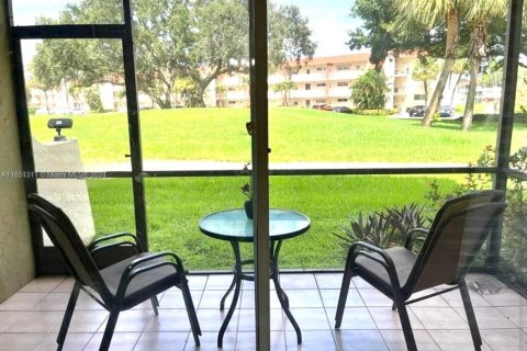 Condo in Pembroke Pines, Florida, 2 bedrooms  № 1333429 - photo 1