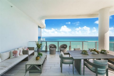 Condominio en venta en Sunny Isles Beach, Florida, 3 dormitorios, 310.29 m2 № 1128099 - foto 2