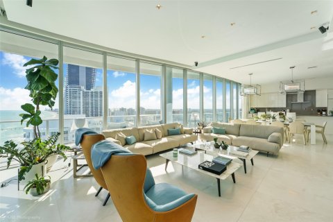 Condominio en venta en Sunny Isles Beach, Florida, 3 dormitorios, 310.29 m2 № 1128099 - foto 10