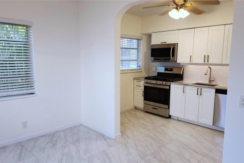 Condo in Miami Beach, Florida, 1 bedroom  № 1180353 - photo 19