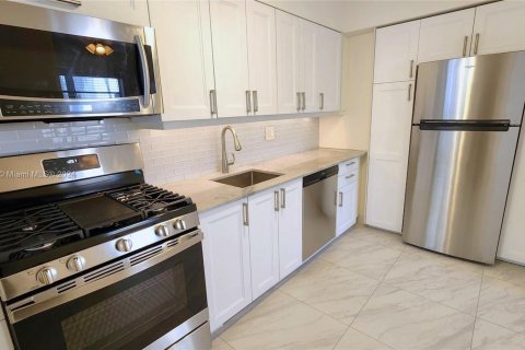 Condo in Miami Beach, Florida, 1 bedroom  № 1180353 - photo 1