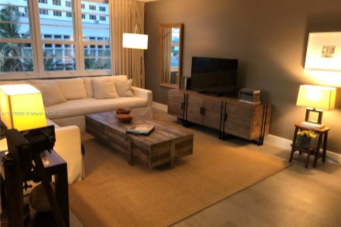 Condo in Miami Beach, Florida, 1 bedroom  № 33145 - photo 1