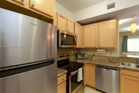 Condo in South Miami, Florida, 2 bedrooms  № 1175973 - photo 6