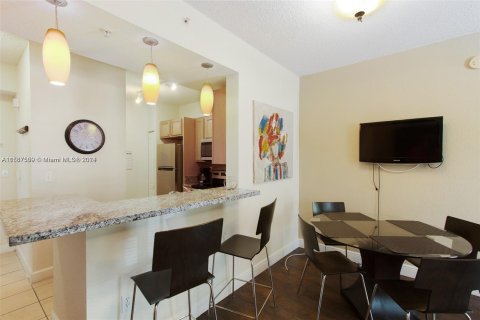 Condo in South Miami, Florida, 2 bedrooms  № 1175973 - photo 9