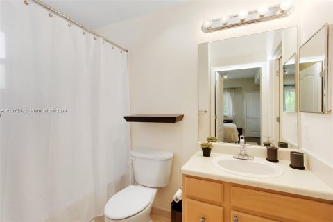 Condo in South Miami, Florida, 2 bedrooms  № 1175973 - photo 15