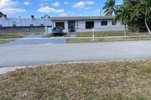 House in Miami, Florida 3 bedrooms, 111.85 sq.m. № 1238084 - photo 1