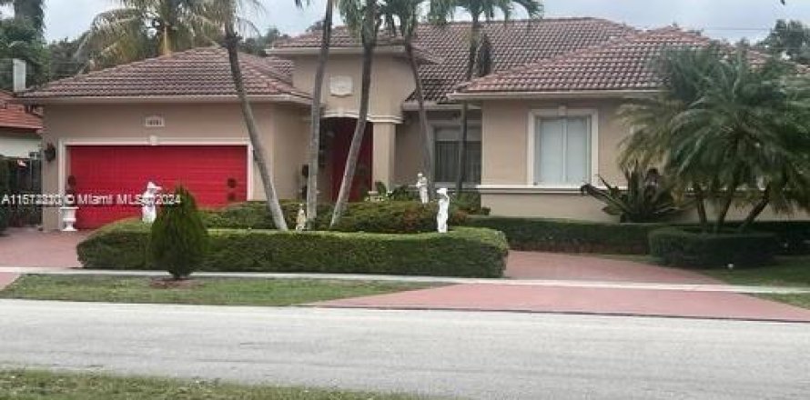 House in Miami, Florida 4 bedrooms, 221.57 sq.m. № 1394688