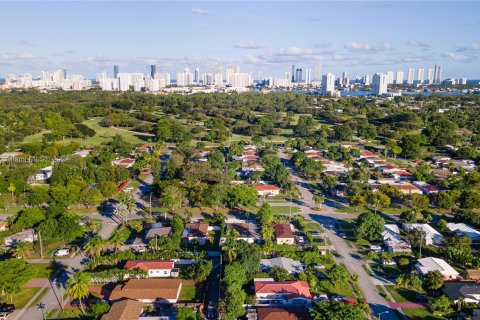 House in North Miami Beach, Florida 4 bedrooms, 203.46 sq.m. № 1352248 - photo 1