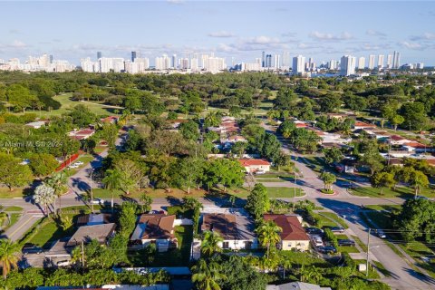 House in North Miami Beach, Florida 4 bedrooms, 203.46 sq.m. № 1352248 - photo 2