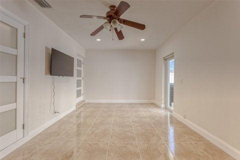 House in Fort Lauderdale, Florida 3 bedrooms, 145.86 sq.m. № 1186558 - photo 17