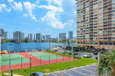 Condo in Aventura, Florida, 1 bedroom  № 1181180 - photo 9