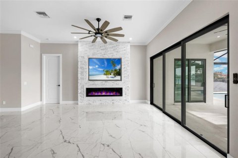 Villa ou maison à vendre à Cape Coral, Floride: 4 chambres, 268.49 m2 № 800401 - photo 9