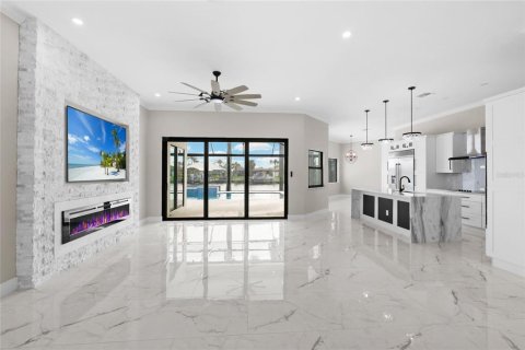 Villa ou maison à vendre à Cape Coral, Floride: 4 chambres, 268.49 m2 № 800401 - photo 7