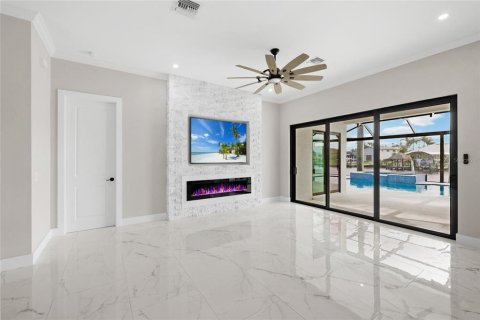 Villa ou maison à vendre à Cape Coral, Floride: 4 chambres, 268.49 m2 № 800401 - photo 8