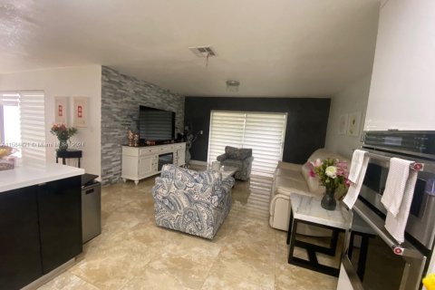 Casa en venta en Miami, Florida, 3 dormitorios, 177.26 m2 № 1353705 - foto 4