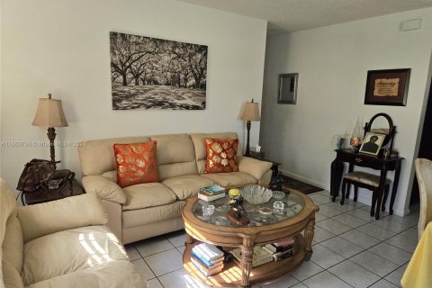 House in North Miami Beach, Florida 4 bedrooms, 159.14 sq.m. № 1374982 - photo 4