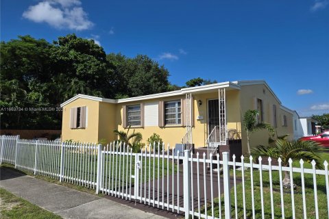 House in North Miami Beach, Florida 4 bedrooms, 159.14 sq.m. № 1374982 - photo 1