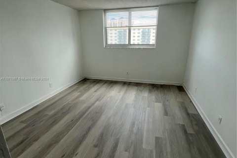 Condo in Sunny Isles Beach, Florida, 2 bedrooms  № 1127249 - photo 10