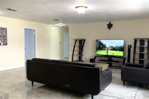 House in Tampa, Florida 3 bedrooms, 345.13 sq.m. № 1347372 - photo 17