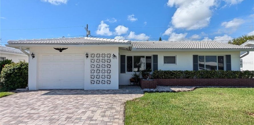 House in Pinellas Park, Florida 2 bedrooms, 118.54 sq.m. № 1351128