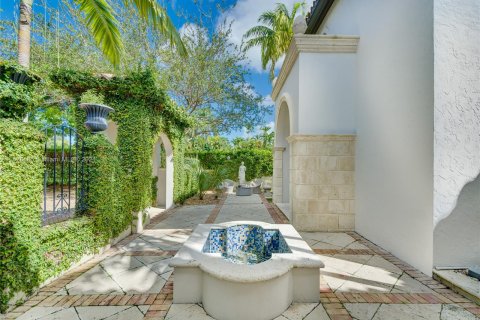 House in Miami, Florida 7 bedrooms, 554.07 sq.m. № 995495 - photo 6