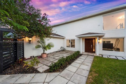 Casa en venta en Fort Lauderdale, Florida, 5 dormitorios, 232.26 m2 № 186191 - foto 2