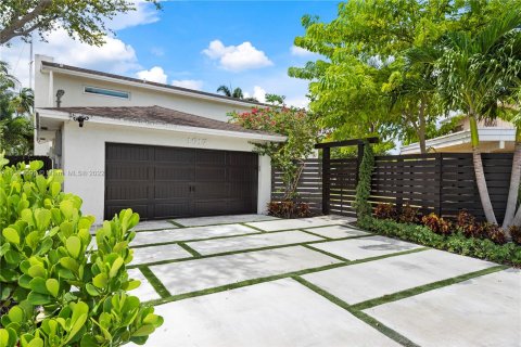 House in Fort Lauderdale, Florida 5 bedrooms, 232.26 sq.m. № 186191 - photo 3