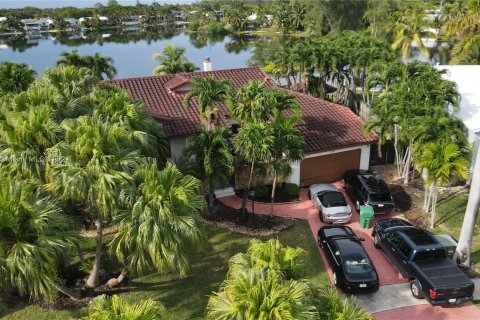 Villa ou maison à vendre à Cutler Bay, Floride: 5 chambres, 227.15 m2 № 1222282 - photo 2