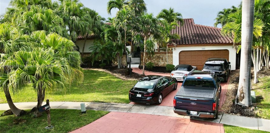 Casa en Cutler Bay, Florida 5 dormitorios, 227.15 m2 № 1222282