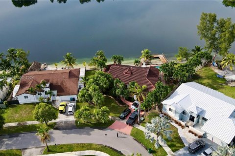 Casa en venta en Cutler Bay, Florida, 5 dormitorios, 227.15 m2 № 1222282 - foto 4