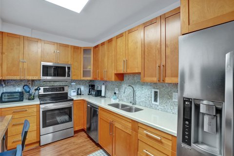 Condo in Hollywood, Florida, 2 bedrooms  № 1385800 - photo 13