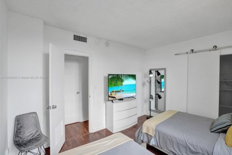 Copropriété à vendre à Hollywood, Floride: 2 chambres, 109.25 m2 № 1385800 - photo 16