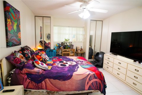 Condo in Lauderdale Lakes, Florida, 1 bedroom  № 1327469 - photo 12