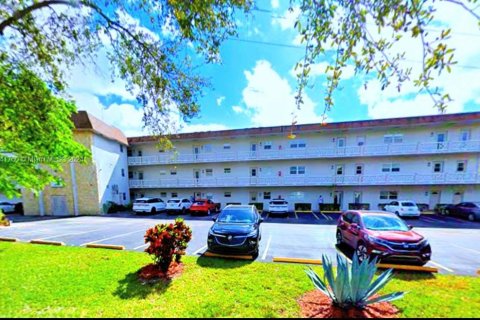 Condo in Lauderdale Lakes, Florida, 1 bedroom  № 1327469 - photo 1