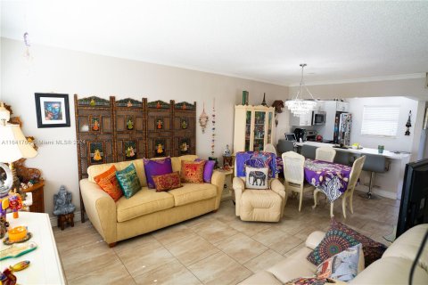 Condo in Lauderdale Lakes, Florida, 1 bedroom  № 1327469 - photo 9