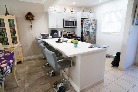 Condo in Lauderdale Lakes, Florida, 1 bedroom  № 1327469 - photo 4