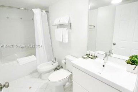 Condo in Miami, Florida, 1 bedroom  № 1327512 - photo 3