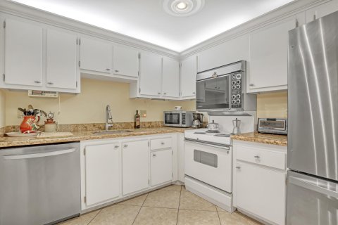 Condo in South Palm Beach, Florida, 1 bedroom  № 932428 - photo 12