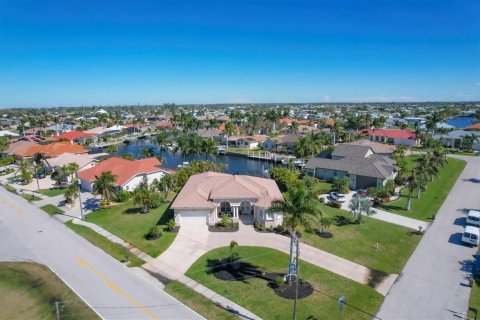 Villa ou maison à vendre à Punta Gorda, Floride: 4 chambres, 245.08 m2 № 1343036 - photo 1